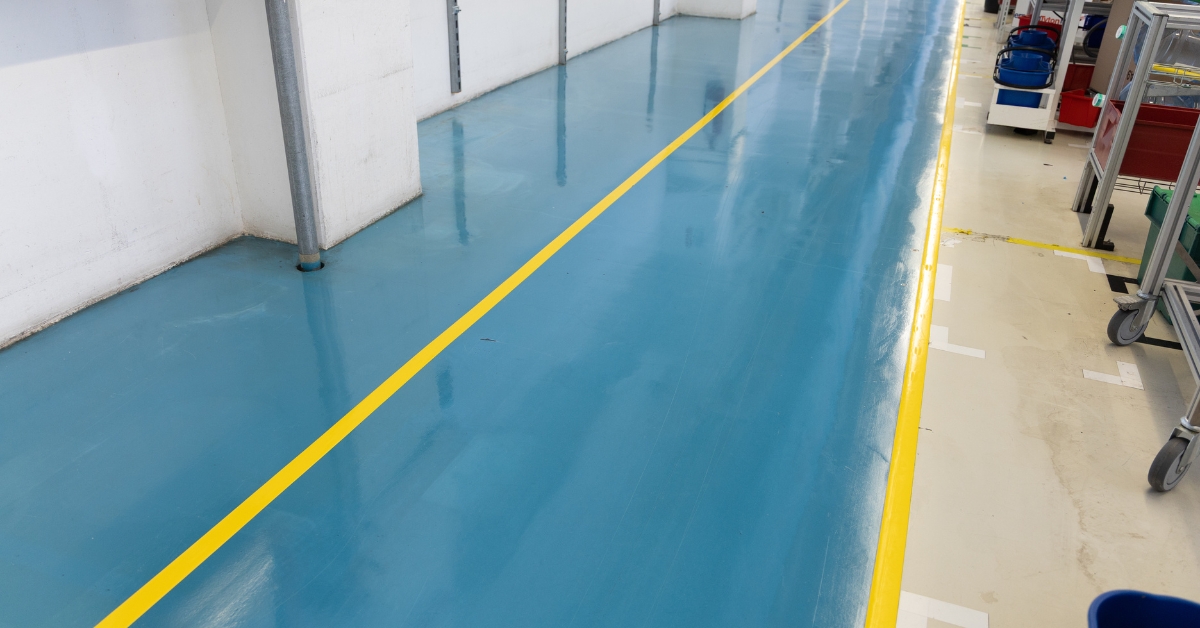 Depozit industrial curat și organizat după servicii de curățenie profesională Ecomid