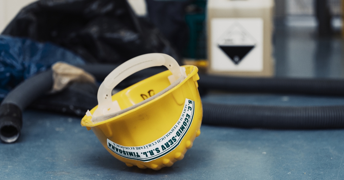 Echipament de protecție în timpul curățeniei industriale pentru siguranța muncii